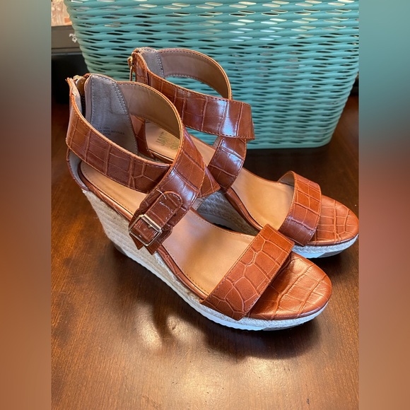 JANE AND THE SHOE Irma Platform Lug Sole Wedge Sandals - Picture 3 of 10